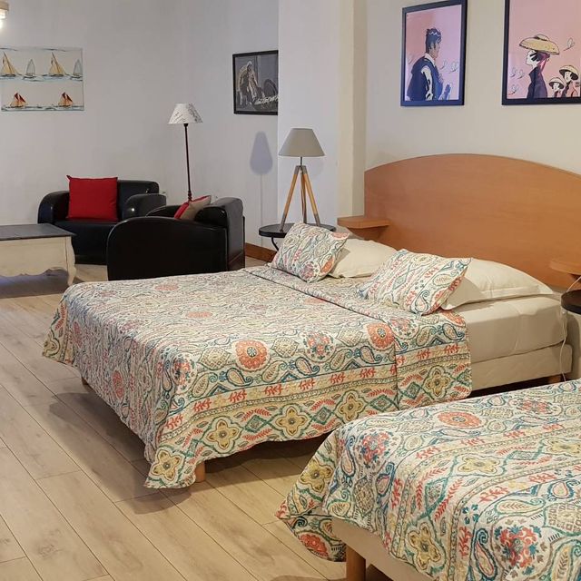 Large room at Hôtel Vent d'Ouest.